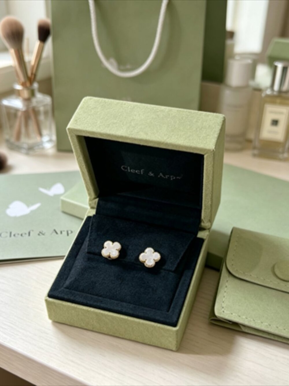 ✨Van Cleef & Arpels White Earrings✨